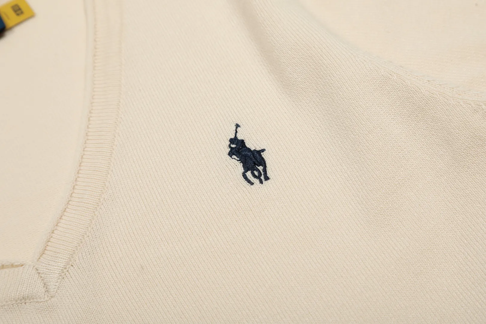 P146 💰 "Top quality" Style number: DS079# (not off the shelves all year round) [Ralph Lauren classic pony embroidery V-neck goddess style summer knitted short sleeves] ✅Ralph Lauren Ralph Lauren's popular and versatile women's V-neck ice silk knit ✅Main supply platform live broadcast Wholesale entities Replenish when out of stock Not off the shelves ✅ZP quality 1:1 version Scan the code to enter the GF website Z cabinet quality ✅Comfortable, soft and highly breathable Focusing on high-end, cost-effective and good quality, needless to say. ✅Restore the original version. Loose, comfortable and stress-free. ✅Wear for work and life. Suitable for various occasions. Must-have recommended model for goddesses. Size: S-XL. Color: Black, White, Gray, Navy Blue, Pink Mi Xing.